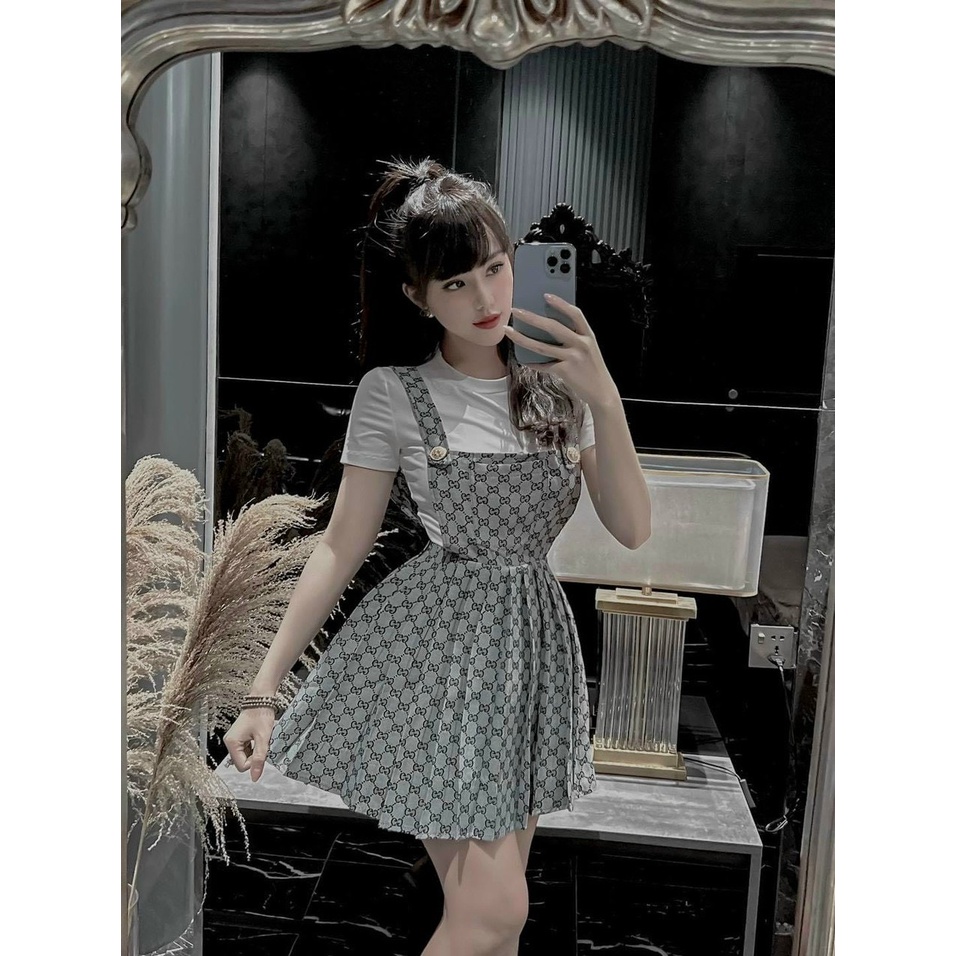 Sét áo thun trắng phối yếm váy kaki họa tiết xinh xắn