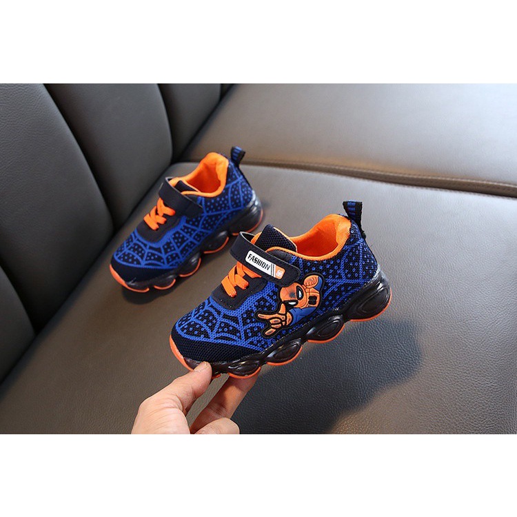 Giày thể thao bé trai size 21-23 siêu nhân nhện đèn led