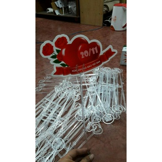 que cắm thiệp cài giỏ hoa