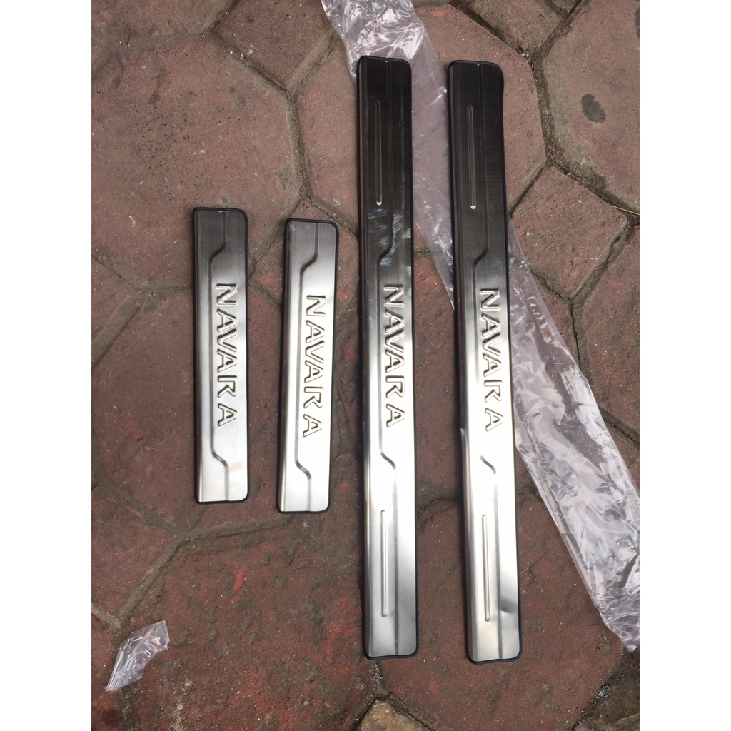 Bộ ốp bậc giẫm chân ngoài Inox Nissan Navara dùng chung các form xe 2015-2021