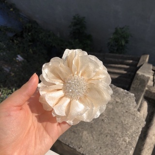 Hoa cài áo handmade cao cấp- Hoa voan tơ nhăn màu kem- 10cm đính nhuỵ pha lê trắng