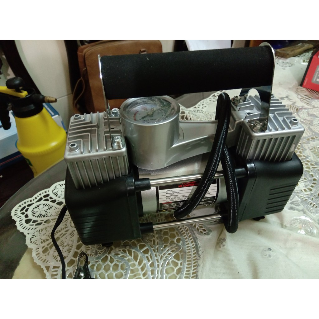 Bơm lốp ô tô dự phòng đồng hồ cơ khí