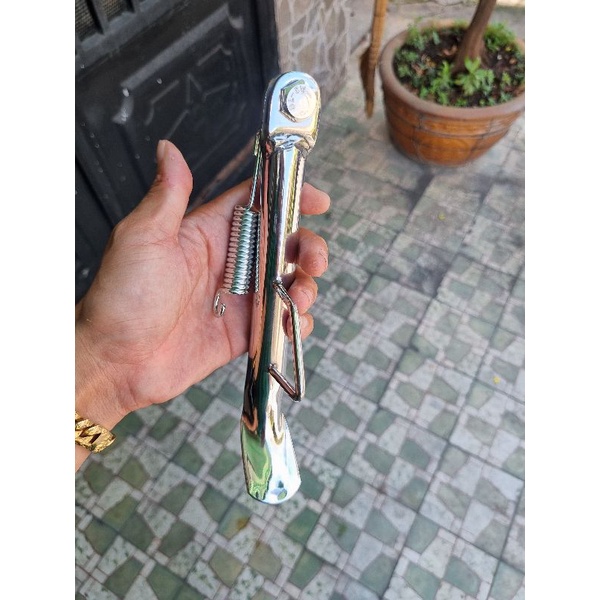 Chân chống inox gắn xe máy