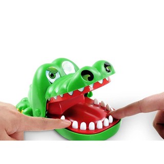 Cá sấu cắn tay vui nhộn