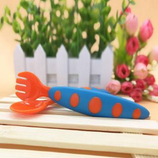 Bộ dụng cụ ăn uống cho bé
