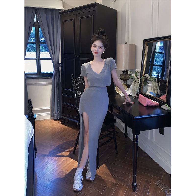 Bộ Áo Ngắn Tay Cổ Chữ V + Chân Váy Xẻ Tà Xinh Xắn Theo Phong Cách