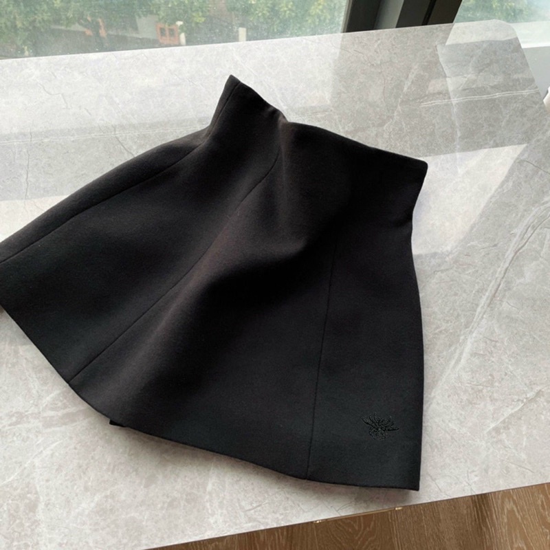 Chân váy thêu con ong cạp lưng cao dáng chữ A