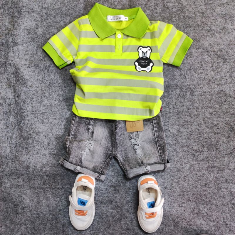 Bộ đồ cho bé trai, bé gái kẻ ngang in hình gấu. Set đồ hai chi tiết gồm áo Polo và quần Jean cho bé.