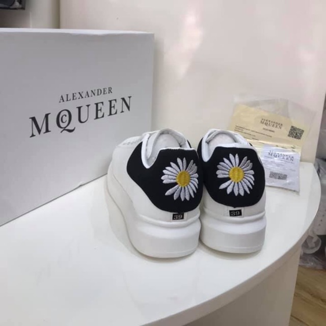 Giày MCQUEEN gót nhung hoa cúc MCQ(ảnh thật shop chụp)