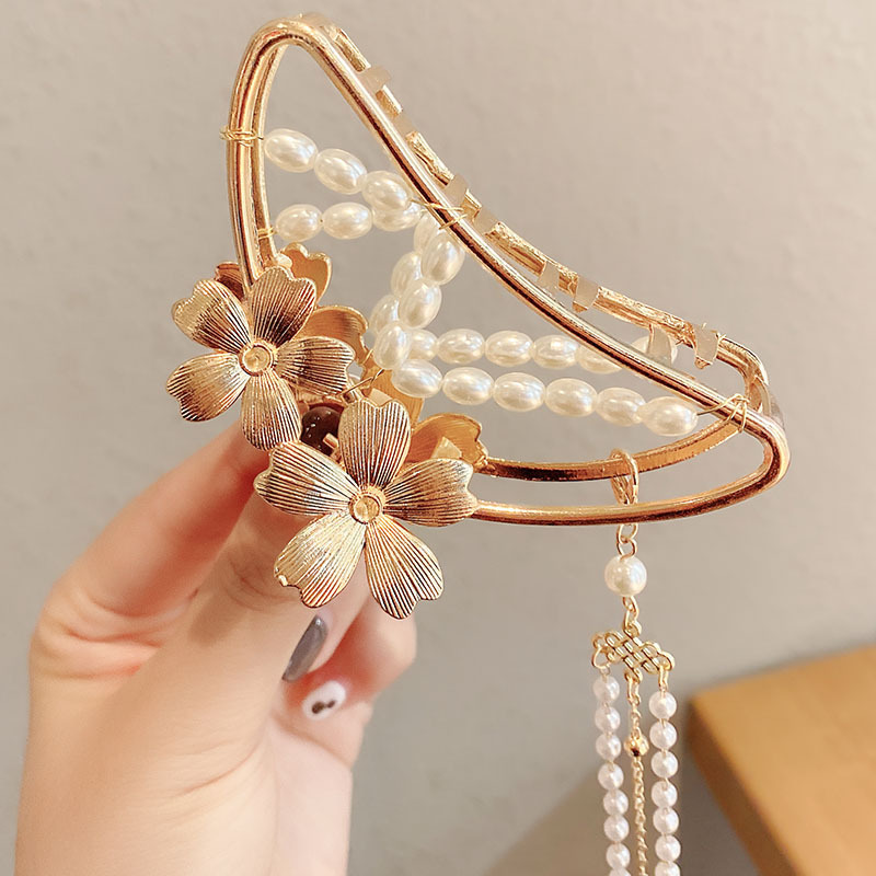 Kẹp tóc hình bướm đính ngọc trai phối tua rua thời trang cho nữ