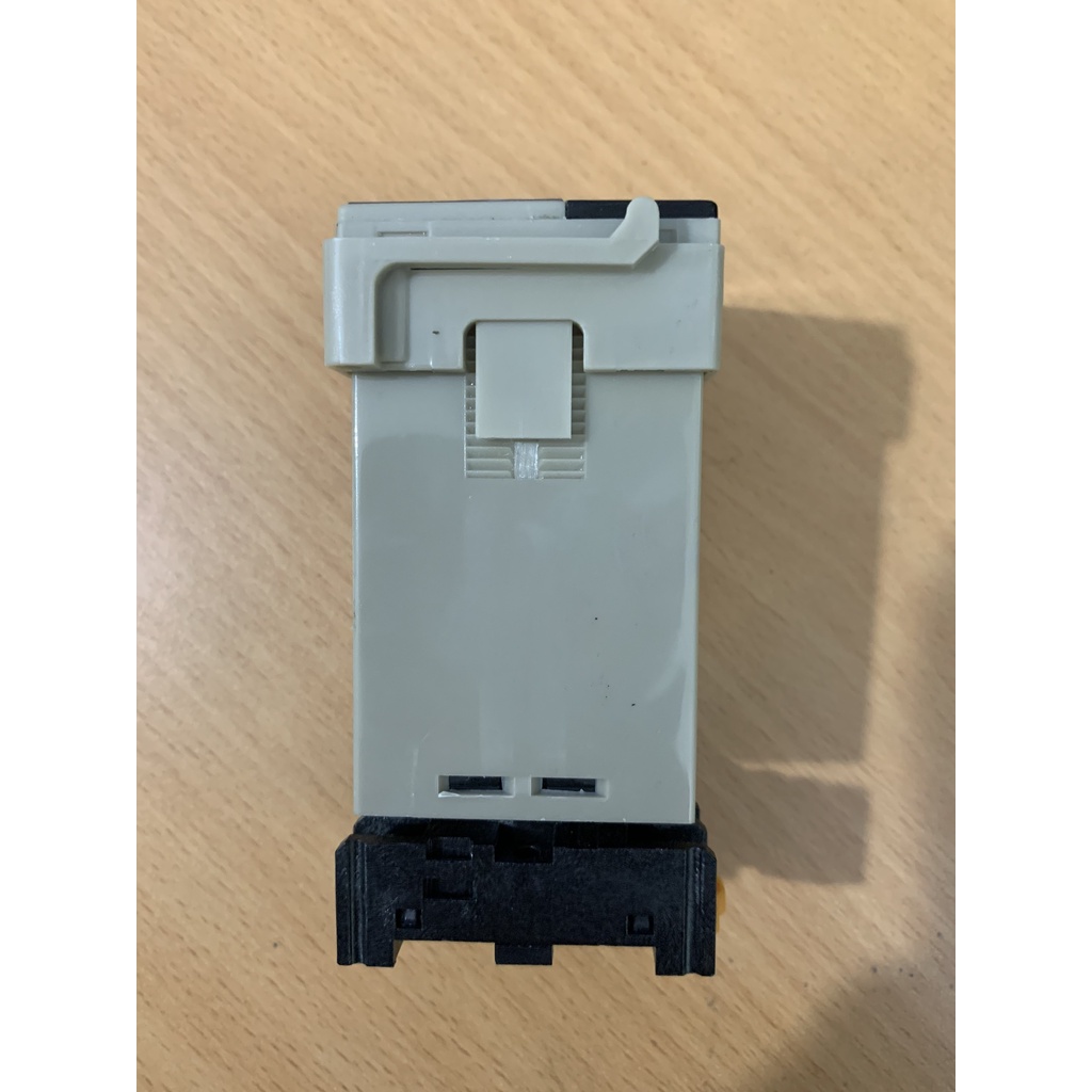 Đồng hồ nhiệt độ E5C4 kèm đế ( omron )