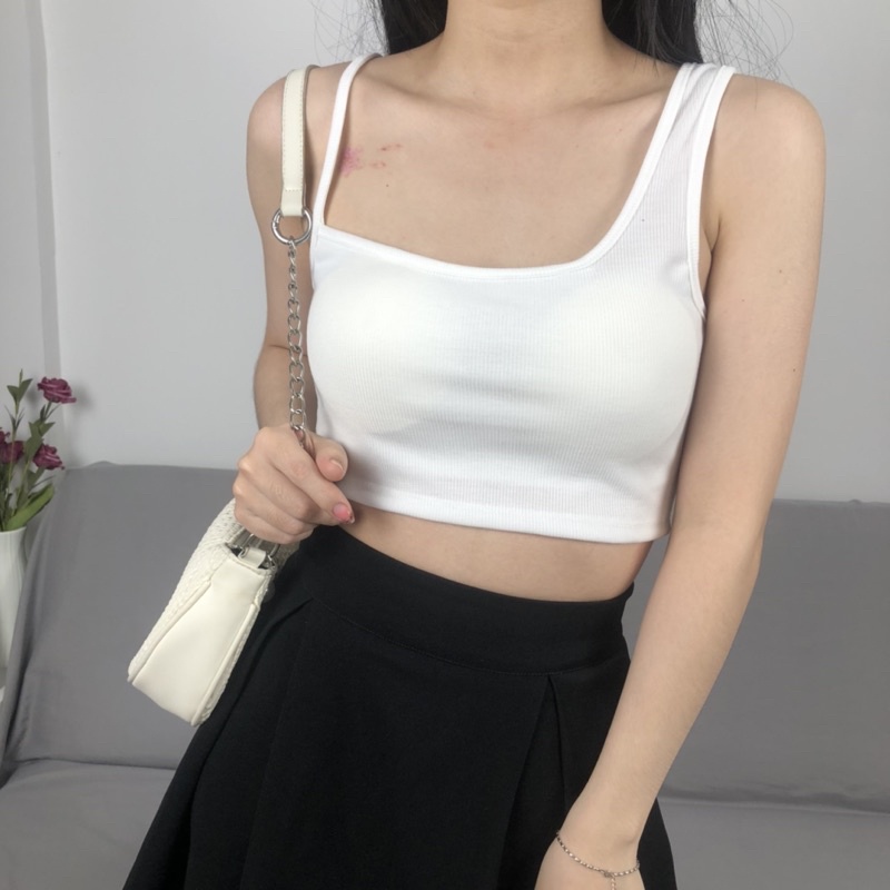 Áo croptop 2 dây chéo có mút ngực mềm mịn, có thể mặc được 2 kiểu.