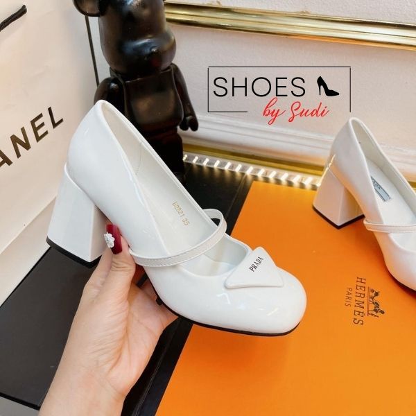 Giày cao gót p r.a đ.a đế vuông SUDI SHOES- SD037-BCF cao 7p bít mũi 2 màu trắng đen bóng dễ phối đồ