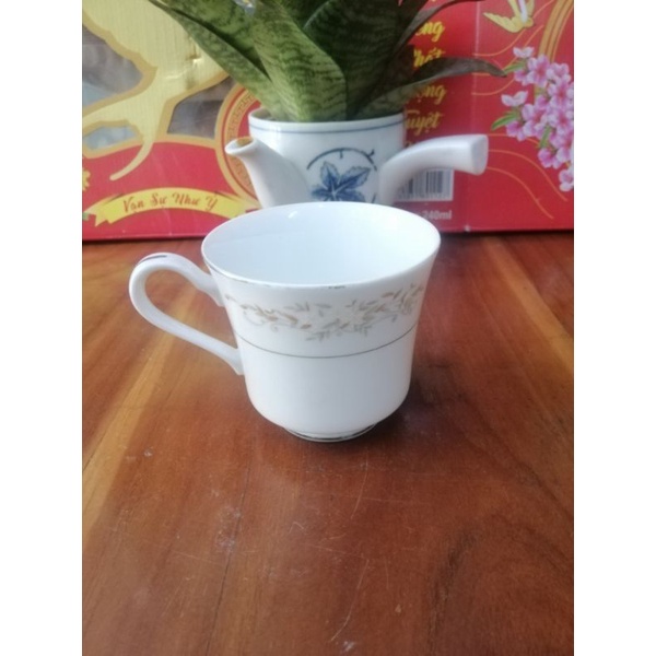 Tách sứ Nhật có hoa văn.