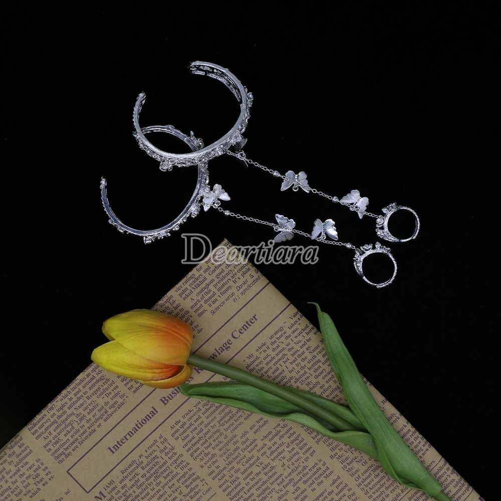 Vòng tay dạng hở gắn chuông thời trang