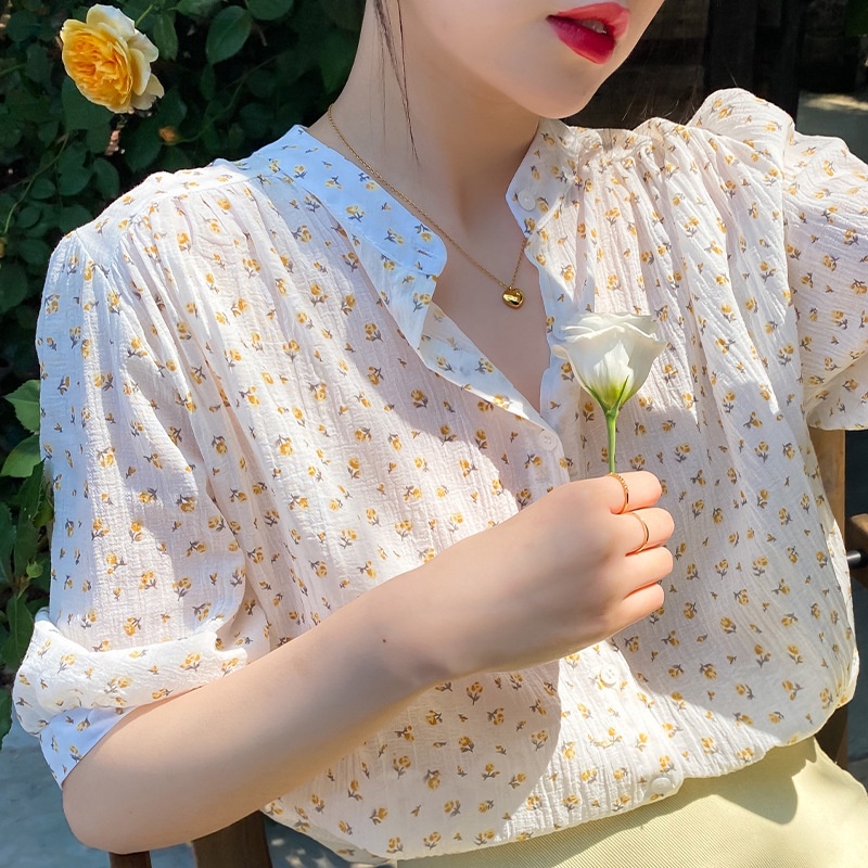 Áo Sơ Mi Kiểu Cổ Trụ Tay Phồng Họa Tiết Hoa Nhí Vàng Vải Voan