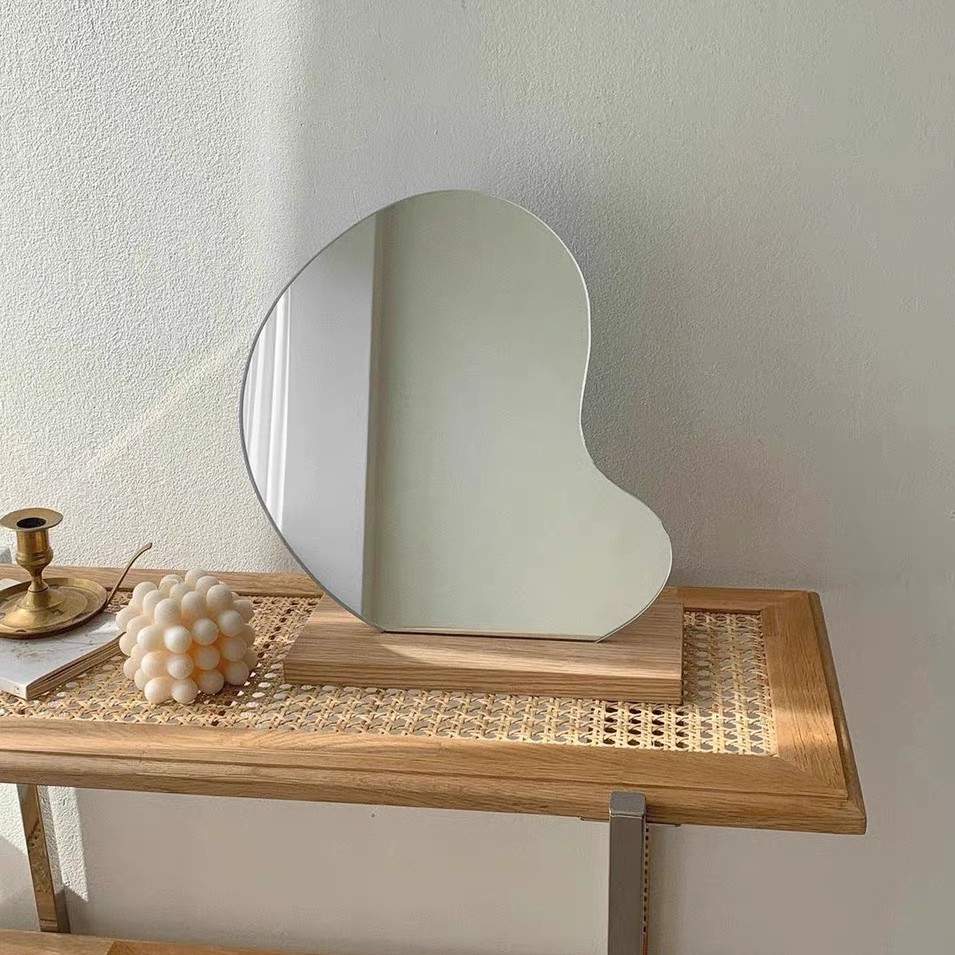 Gương Trang Điểm Có Đế Để Bàn Hình Trái Tim Dễ Thương