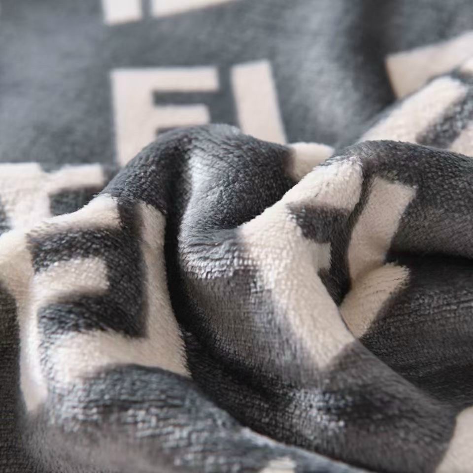 Chăn nỉ nhung tuyết thương hiệu _LOẠI 1_mềm có túi xách nặng 2kg7 kích thước 2mx2m3 loại 1