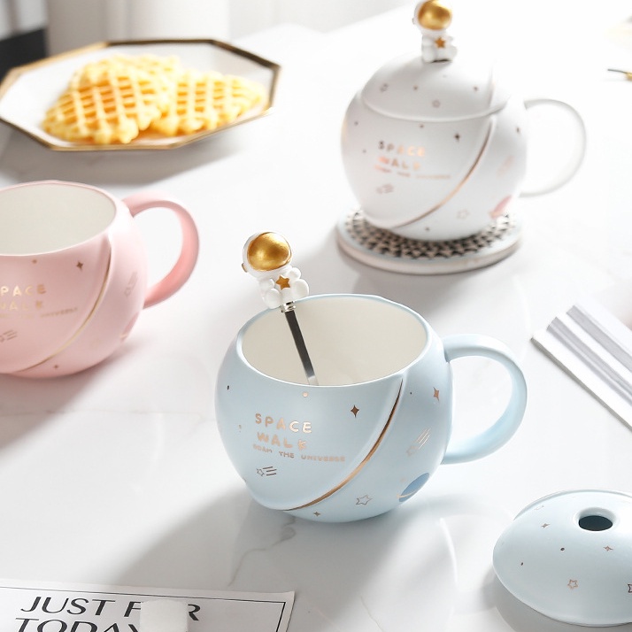 [Hàng sẵn] Cốc - Ly hành tinh chạm nổi - Có tượng phi hành gia trên đầu muỗng - Cốc có nắp và muỗng kèm hộp