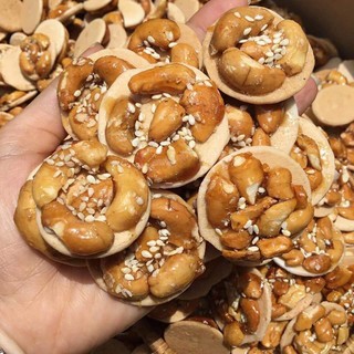 Bánh đồng tiền hạt điều mè rang