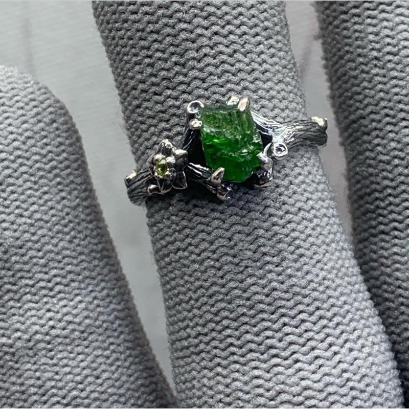 Nhẫn bạc 950 gắn đá peridot!