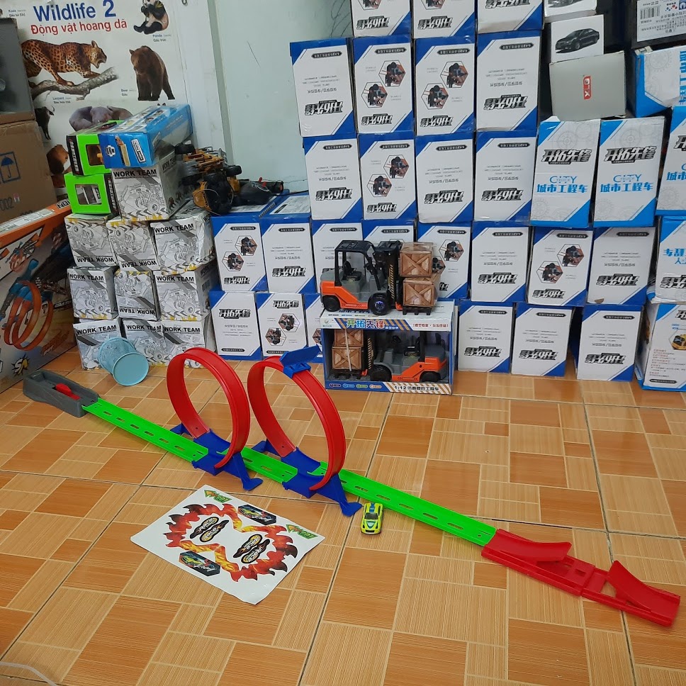 Bộ đường đua hotwheels mô hình đường đua gồm 2 vòng xoắn và 1 xe ô tô đồ chơi trẻ em