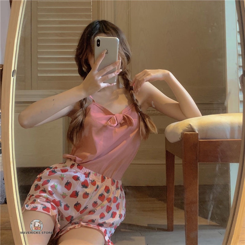 Bộ đồ ngủ hai mảnh gồm áo hai dây và quần short dễ thương dành cho nữ
