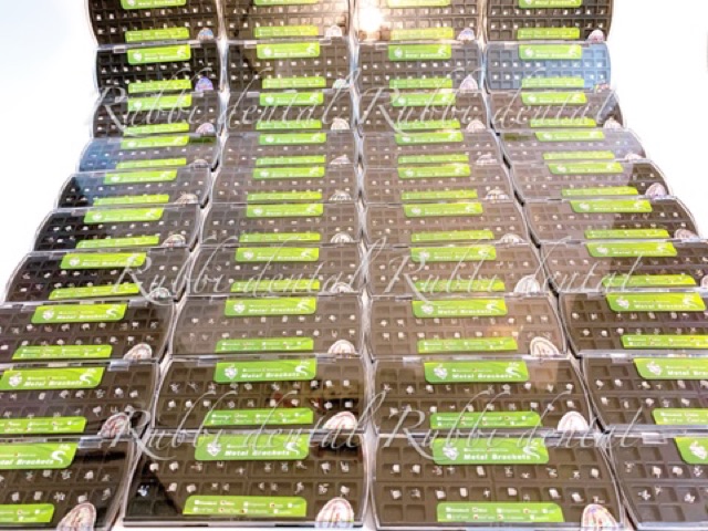 Mắc cài kim loại METAL BRACKETS dùng trong chỉnh nha