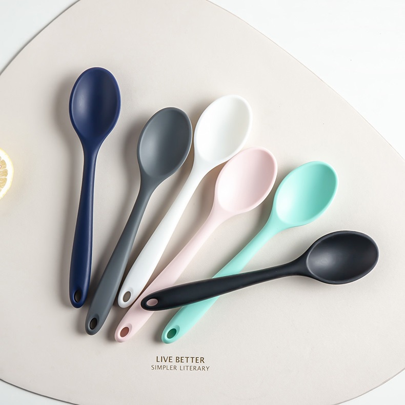 Muỗng silicone cán dài màu trơn dành cho bé
