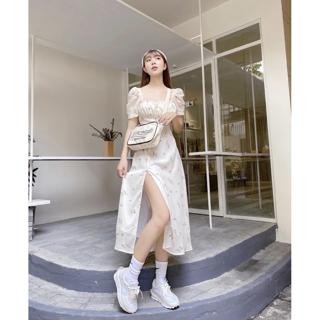 [Mã SKAMSALEP6 giảm 10% tối đa 100K đơn 150K] Đầm hoa trắng đỏ nhíu ngực xẻ đùi