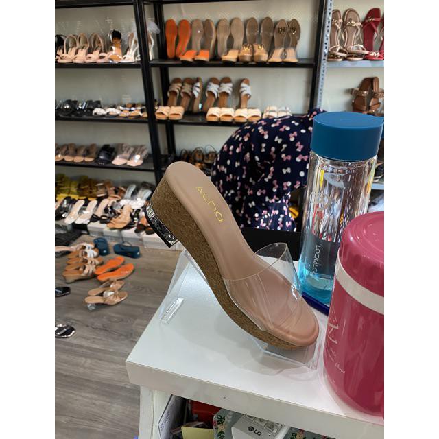 Kệ mica trưng bày giày dép chữ V