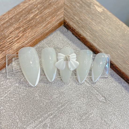 Móng úp thiết kế màu trắng sữa c062 đính nơ vẽ đầu móng tròn nhọn dài cebi.nailbox