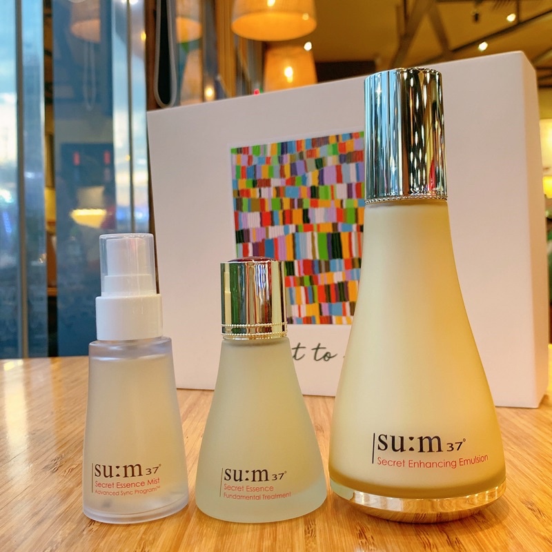 BỘ NHƯ HÌNH GỒM SỮA DƯỠNG CHỐNG LÃO HOÁ SUM KHUYẾN MÃI TẶNG KÈM XỊT KHOÁNG VÀ TINH CHẤT NƯỚC THẦN