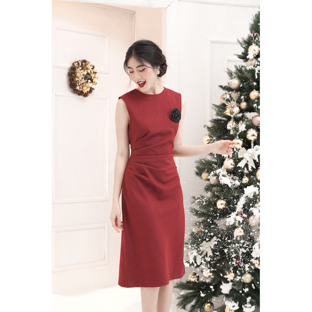 [Mã FAMALLT5 giảm 15% đơn 150k] RẬP - Đầm Đỏ Cổ Tròn Không Tay Nhún Eo Cài Hoa Đen - CHRISTMAS 02 | BigBuy360 - bigbuy360.vn