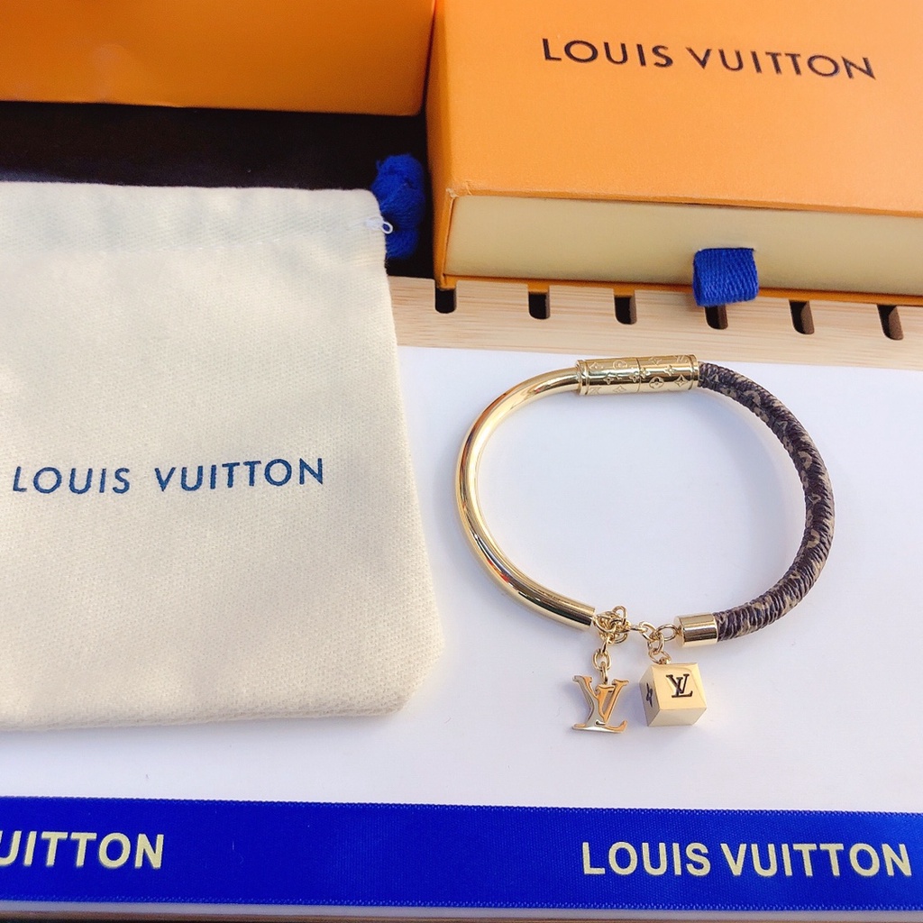 Vòng Tay LV Bằng Thép Titan Nhẹ Khảm Chữ Louis Vuitton Đơn Giản Không Phai Màu Đa Ứng Dụng Sang Trọng Cho Nam Và Nữ