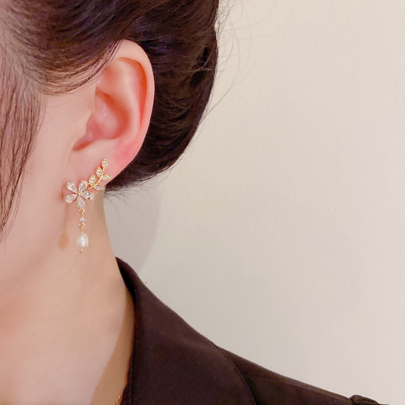 Bông Tai Hình Hoa Lá Đính Ngọc Trai Thời Trang