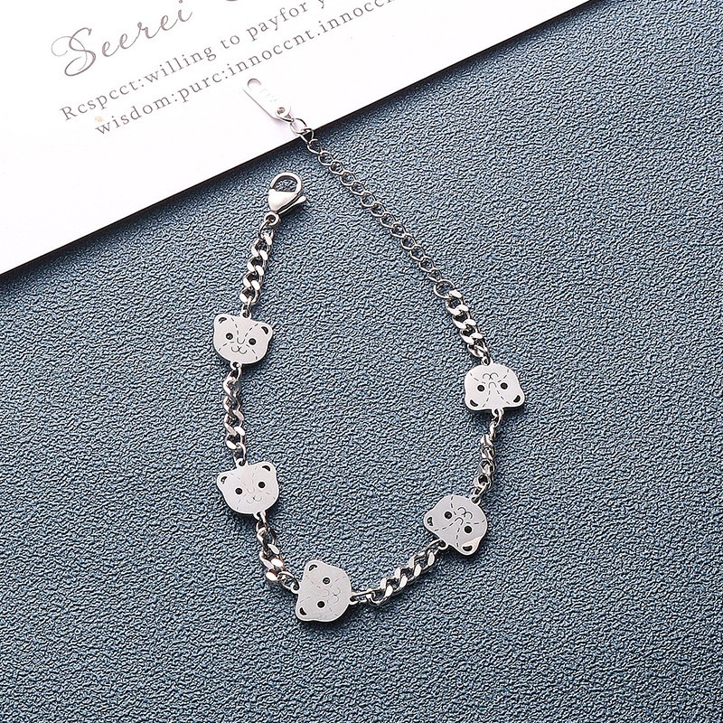 Lắc tay titan không đen chú gấu dễ thương