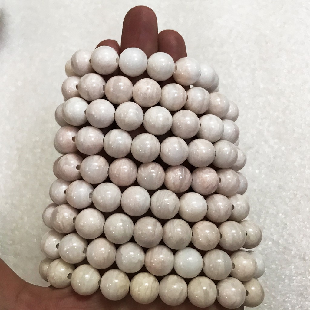 Vòng ngọc màu hồng phấn độc lạ cho người mệnh Thổ và Hỏa đường kính hột là 16cm