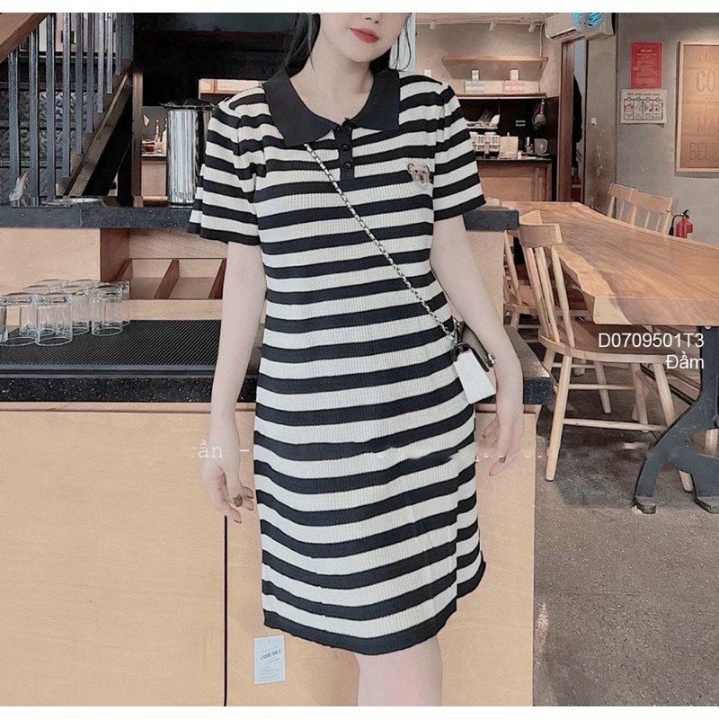 Đầm polo kẻ đen trắng cài nút cổ thêu gấu chất thun gân