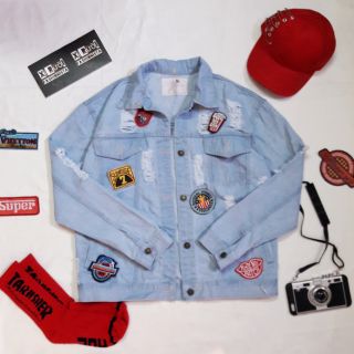 Áo khoác jeans rách logo