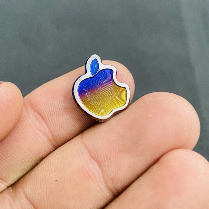 LOGO QUẢ TÁO CẮN DỞ TITAN KÍCH THƯỚC MINI