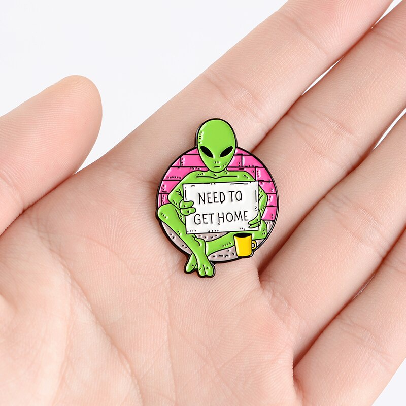 Pin cài áo người ngoài hành tinh alien ngồi WC đọc báo kênh 14 - GC466