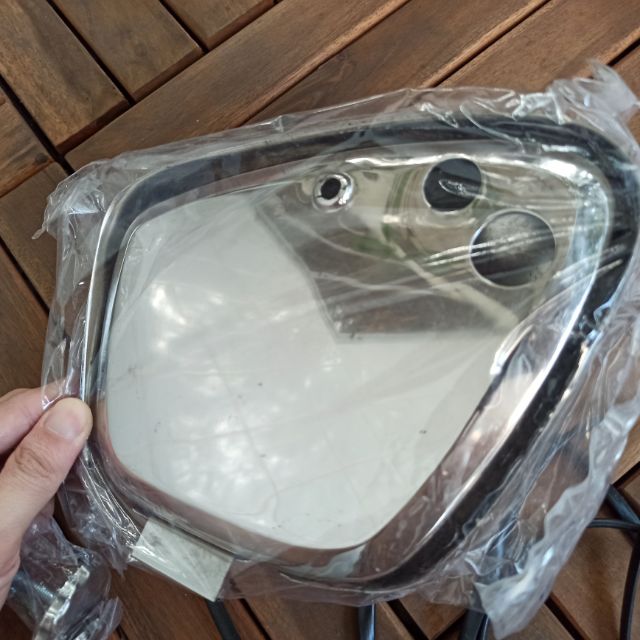 Cốp inox xe cub 78 2 lỗ ( 1 lỗ khóa - 1 lỗ đèn) bao gồm ốc cốp + dây nẹp