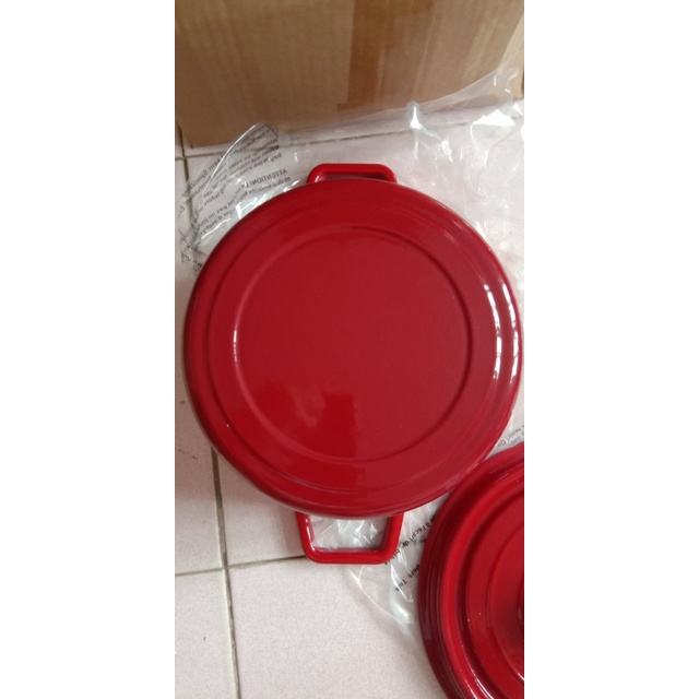 Nồi gang xuất khẩu Petit World, nồi gang màu đỏ 22cm, dung tích 3.2 lít dùng nướng bánh, nấu các món kho ninh hầm