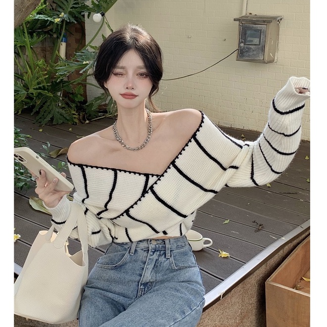 QKOOLE  Áo Croptop Dệt Kim Tay Dài Trễ Vai Cổ Chữ V Hoạ Tiết Kẻ Sọc Phong Cách Hàn Quốc Cho Nữ