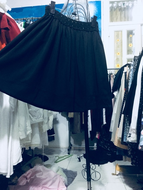 Chân váy xòe, dài ngang gối