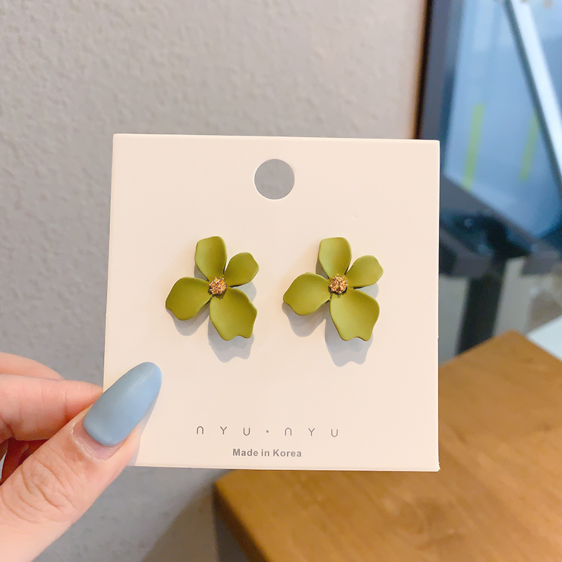 Hoa tai dáng dài phong cách Hàn Quốc thời trang