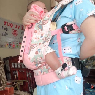Địu em bé màu hồng