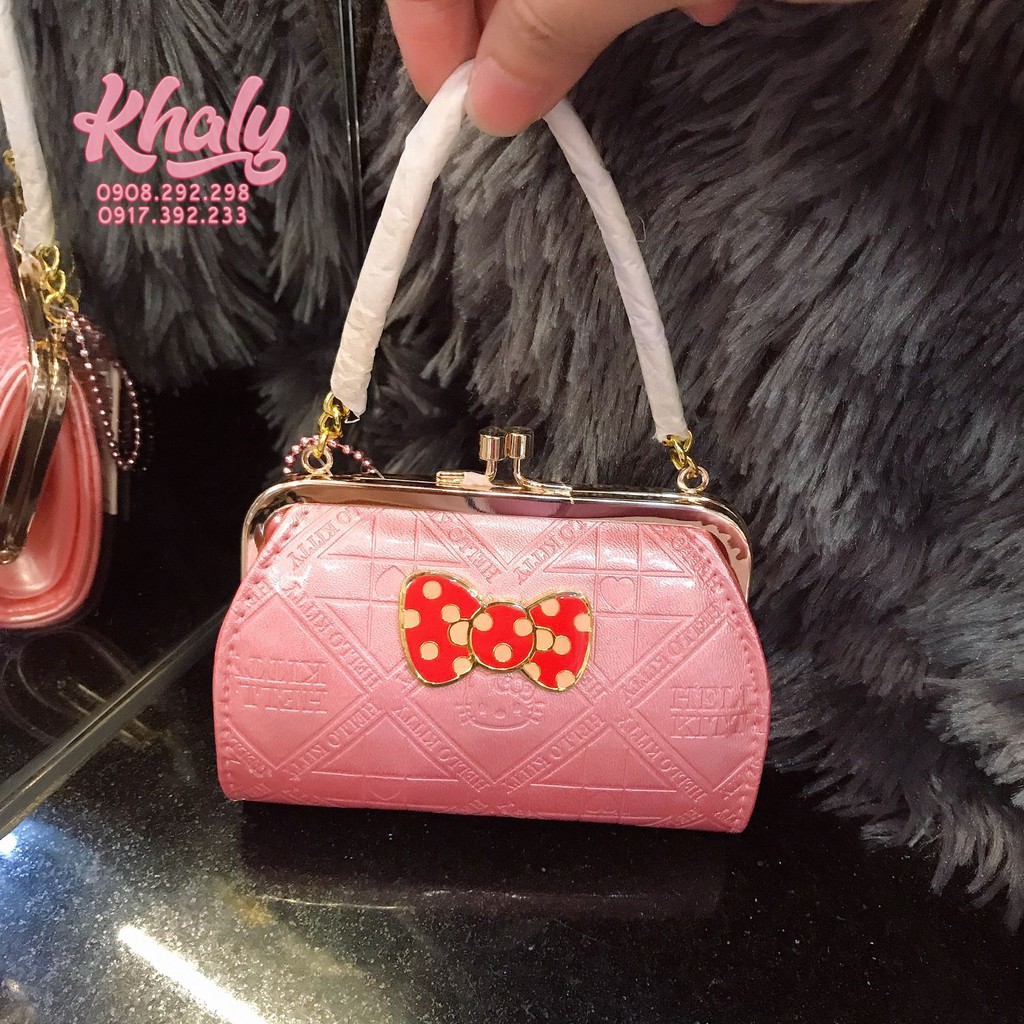 Bóp ví tiền cầm tay có quai xách nút bật da mềm kiểu ánh kim in nổi chữ Hello Kitty nơ 3D màu hồng phấn - 64KK3533