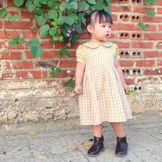 Váy cổ sen kẻ caro phối hoa nhí